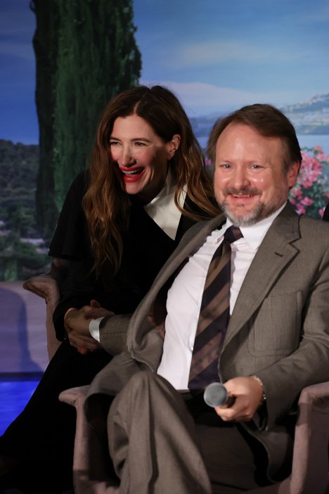 "Glass Onion: A Knives Out Mystery” Press Conference on November 14, 2022 in Los Angeles, California - Kathryn Hahn, Rian Johnson - Glass Onion: A Knives Out Mystery - Evenementen