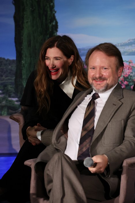 "Glass Onion: A Knives Out Mystery” Press Conference on November 14, 2022 in Los Angeles, California - Kathryn Hahn, Rian Johnson - Glass Onion: Film z serii „Na noże” - Z imprez