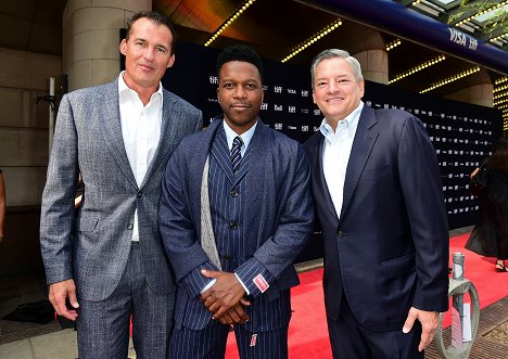 "Glass Onion" world premiere at the Toronto International Film Festival at Princess of Wales Theatre on September 10, 2022 in Toronto, Ontario - Scott Stuber, Leslie Odom Jr., Ted Sarandos - Na nože: Glass Onion - Z akcí