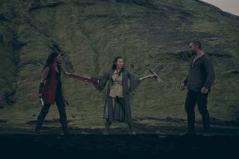 Sophia Brown, Michelle Yeoh, Laurence O'Fuarain - The Witcher: Blood Origin - Of Ballads, Brawlers, and Bloodied Blades - Van film