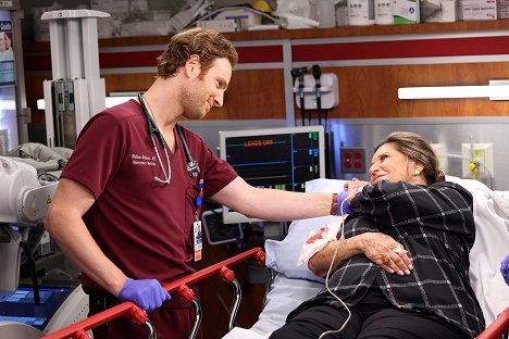 Nick Gehlfuss, Lainie Kazan - Chicago Med - Mama Said There Would Be Days Like This - Filmfotók