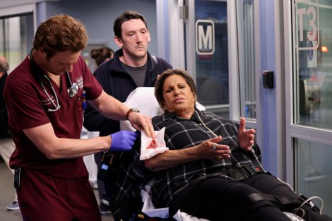 Nick Gehlfuss, Lainie Kazan - Chicago Med - Mama Said There Would Be Days Like This - Filmfotók