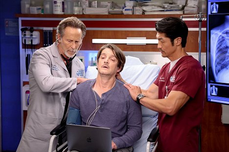 Steven Weber, Jonathan Del Arco, Brian Tee - Chicago Med - (Caught Between) The Wrecking Ball and the Butterfly - Do filme