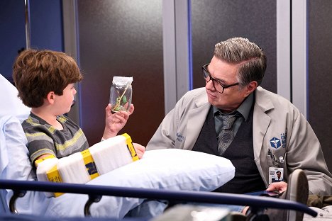 Cade Woodward, Oliver Platt - Chicago Med - (Caught Between) The Wrecking Ball and the Butterfly - Film