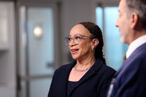 S. Epatha Merkerson - Chicago Med - (Caught Between) The Wrecking Ball and the Butterfly - Kuvat elokuvasta