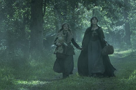 Emma Rose Smith, Hannah Alline - Mayfair Witches - The Dark Place - De la película