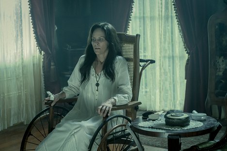 Annabeth Gish - Mayfair Witches - The Dark Place - Film