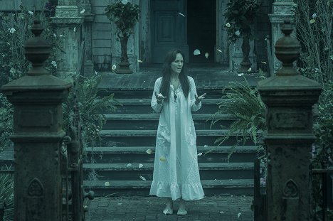 Annabeth Gish - Mayfair Witches - The Dark Place - Photos