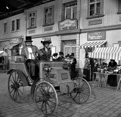 Čestmír Řanda st., Jana Sedlmajerová - El dirigible robado - De la película