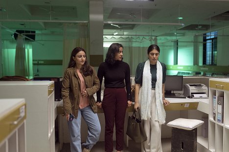 Soha Ali Khan, Shahana Goswami, Karishma Tanna - Hush Hush - Van film