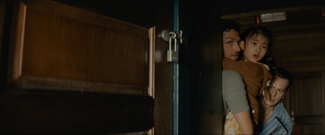 Ben Aldridge, Kristen Cui, Jonathan Groff - Někdo klepe na dveře - Z filmu