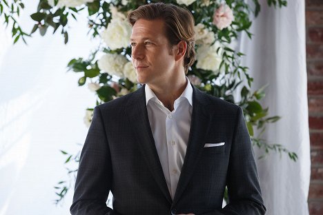 Luke Bracey - Czym jest miłość? - Z filmu