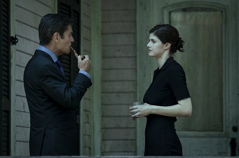 Harry Hamlin, Alexandra Daddario - Mayfair Witches - Neugieriger und neugieriger - Filmfotos