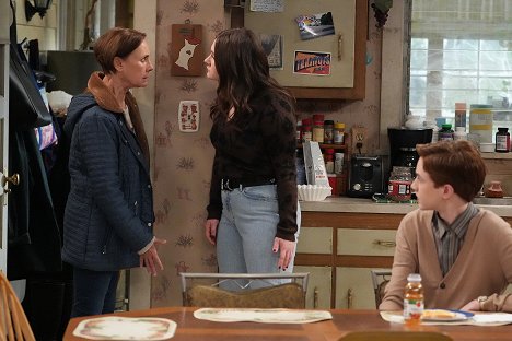 Laurie Metcalf, Emma Kenney, Ames McNamara - The Conners - New Pipes and Old Secrets - Filmfotók