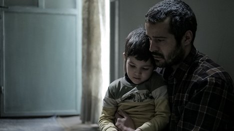 Ahmad Hosseini, Mojtaba Pirzadeh - Róná, Azímova matka - Z filmu