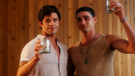 Charlie Carver, Isaac Powell - American Horror Story - Fire Island - Filmfotos