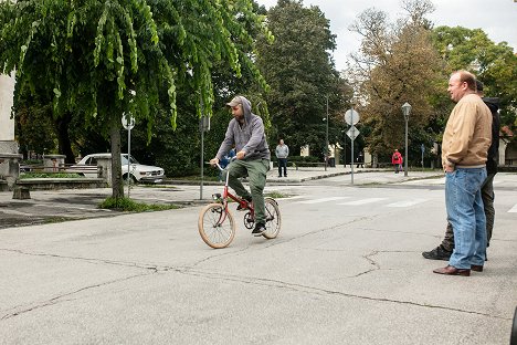 Jonáš Karásek, Gregor Hološka - Inwalida - Z realizacji