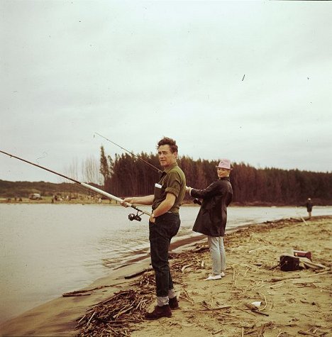 Richard Todd, Vivi Bach - Death Drums Along the River - De la película