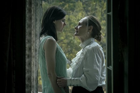 Alexandra Daddario, Beth Grant - Mayfair Witches - The Thrall - Filmfotók