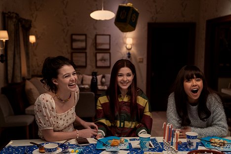 Sara Waisglass, Katie Douglas, Chelsea Clark - Ginny & Georgia - Ces latkes, c'est une vraie tuerie ! - Film