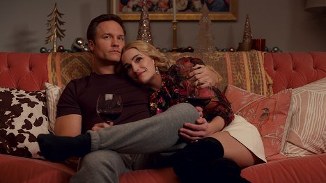 Scott Porter, Brianne Howey - Ginny & Georgia - A Very Merry Ginny & Georgia Christmas Special - Photos