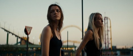 Esme Creed-Miles, Vicky Knight - Silver Haze - Filmfotók