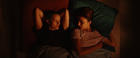 Elsi Sloan, Carmen Kassovitz - Pulse - Film