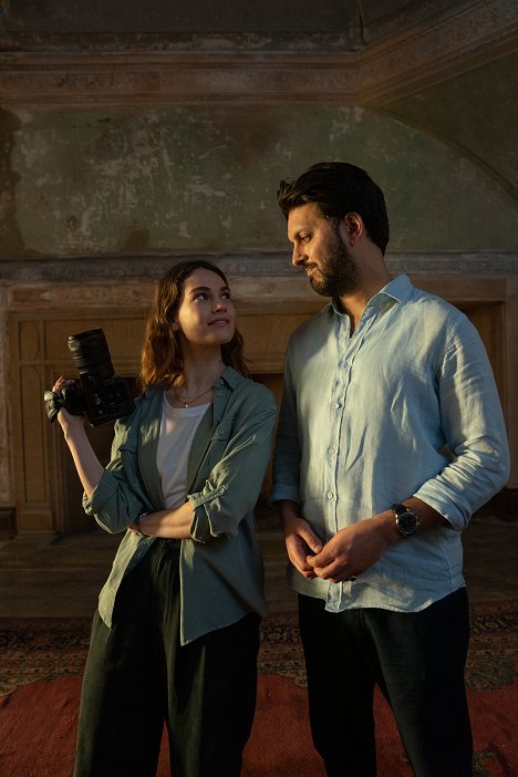 Lily James, Shazad Latif - What's Love Got to Do with It? - Filmfotos