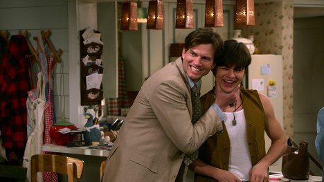Ashton Kutcher, Mace Coronel - Azok a 90-es évek show - Azok a 90-es évek – bevezető epizód - Filmfotók