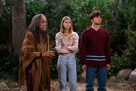 Tommy Chong, Callie Haverda, Mace Coronel - That '90s Show - Dirty Double Booker - Photos