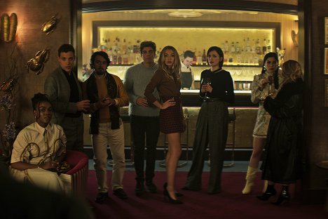 Ben Wiggins, Dario Coates, Lukas Gage, Tilly Keeper, Charlotte Ritchie, Niccy Lin - You - Eat the Rich - Van film