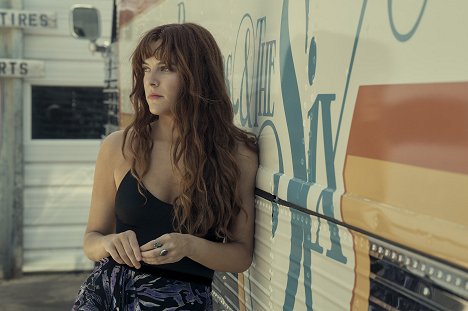 Riley Keough - Daisy Jones & the Six - Track 9: Feels Like the First Time - Filmfotos