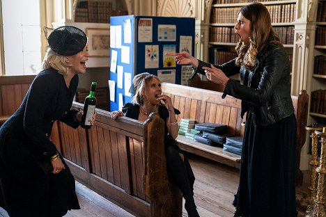 Hannah Waddingham, Juno Temple, Ellie Taylor - Ted Lasso - No Weddings and a Funeral - Photos