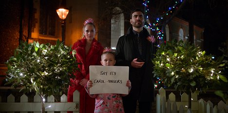 Juno Temple, Elodie Blomfield, Brett Goldstein - Ted Lasso - Carol of the Bells - Van film