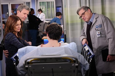 Karin Anglin, Oliver Platt - Chicago Med - Those Times You Have to Cross the Line - Filmfotos