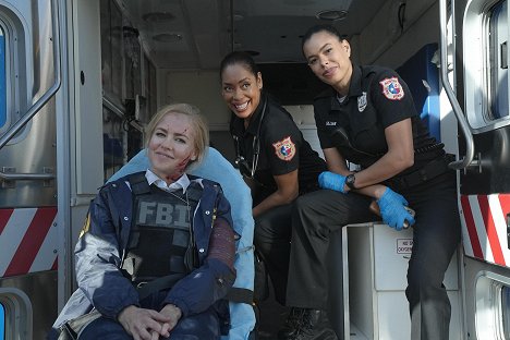 Amanda Schull, Gina Torres, Brianna Baker - 911-Texas - Ez nem gyakorlat - Forgatási fotók