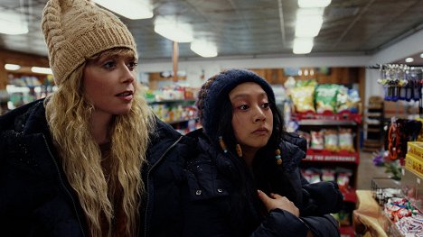 Natasha Lyonne, Stephanie Hsu - Poker Face - Útěk z S**t Mountain - Z filmu