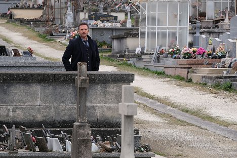 Jeremy Banster - Asesinato en Charente - De la película