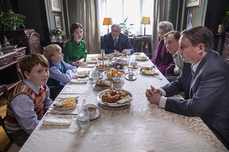 Oskar Najbrt, Jakub Jenčík, Kristýna Ryška, Petr Kostka, Daniela Kolářová, Petr Stach, Robert Mikluš - Zlatá labuť - Epizoda 8 - Z filmu