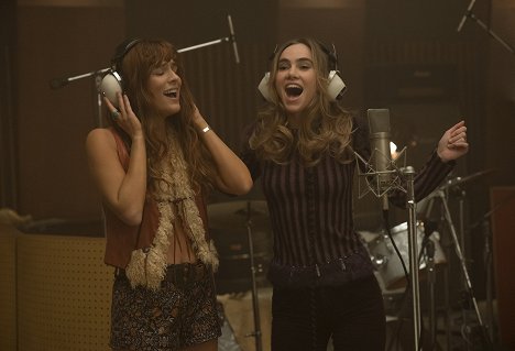 Riley Keough, Suki Waterhouse - Daisy Jones & the Six - Track 6: Whatever Gets You Thru the Night - Do filme