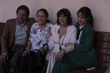 Nora Velázquez, Rebecca Jones, Fiona Palomo - Nada que ver - Kuvat elokuvasta