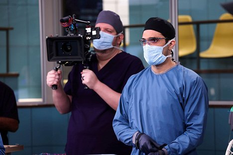 Dominic Rains - Nemocnice Chicago Med - Know When to Hold and When to Fold - Z natáčení
