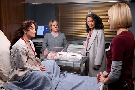 Raquel Dominguez, Jodi Kingsley - Chicago Med - On Days Like Today... Silver Linings Become Lifelines - Do filme