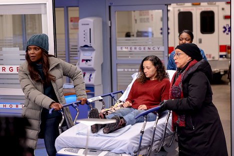 Marlyne Barrett, Danielle Vega, S. Epatha Merkerson - Chicago Med - We All Know What They Say About Assumptions - Film