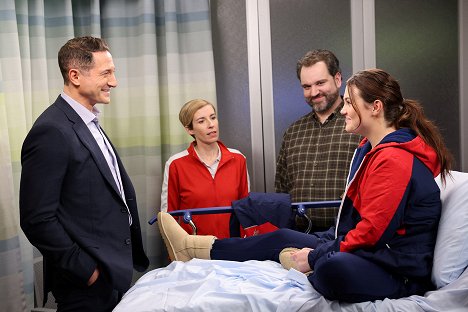 Sasha Roiz, Emma Kennedy - Chicago Med - Versuch's mal mit Veränderung - Filmfotos