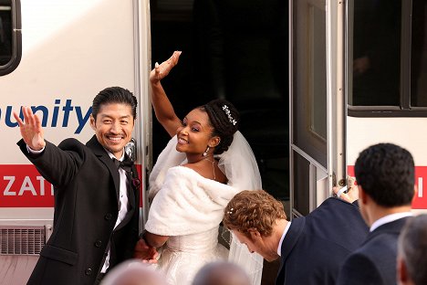 Brian Tee, Yaya DaCosta - Chicago Med - This Could Be the Start of Something New - Van film