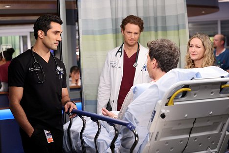 Dominic Rains, Nick Gehlfuss, Ali Hillis - Chicago Med - This Could Be the Start of Something New - Filmfotók