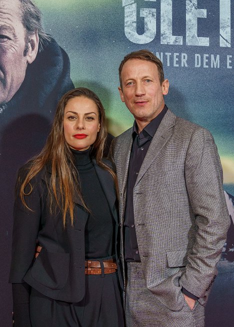 Premierenfoto Köln 03.03.2023 - Vivian Ólafsdóttir, Wotan Wilke Möhring - Gletschergrab - Veranstaltungen