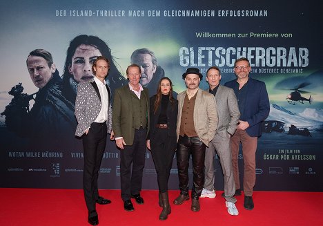 Premierenfoto Köln 03.03.2023 - Jack Fox, Iain Glen, Vivian Ólafsdóttir, Óskar Thór Axelsson, Wotan Wilke Möhring, Dirk Schweitzer - Napóleonsskjölin - Z akcií