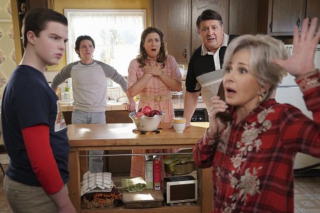 Iain Armitage, Montana Jordan, Zoe Perry, Lance Barber, Annie Potts - Young Sheldon - A Stolen Truck and Going on the Lam - Photos